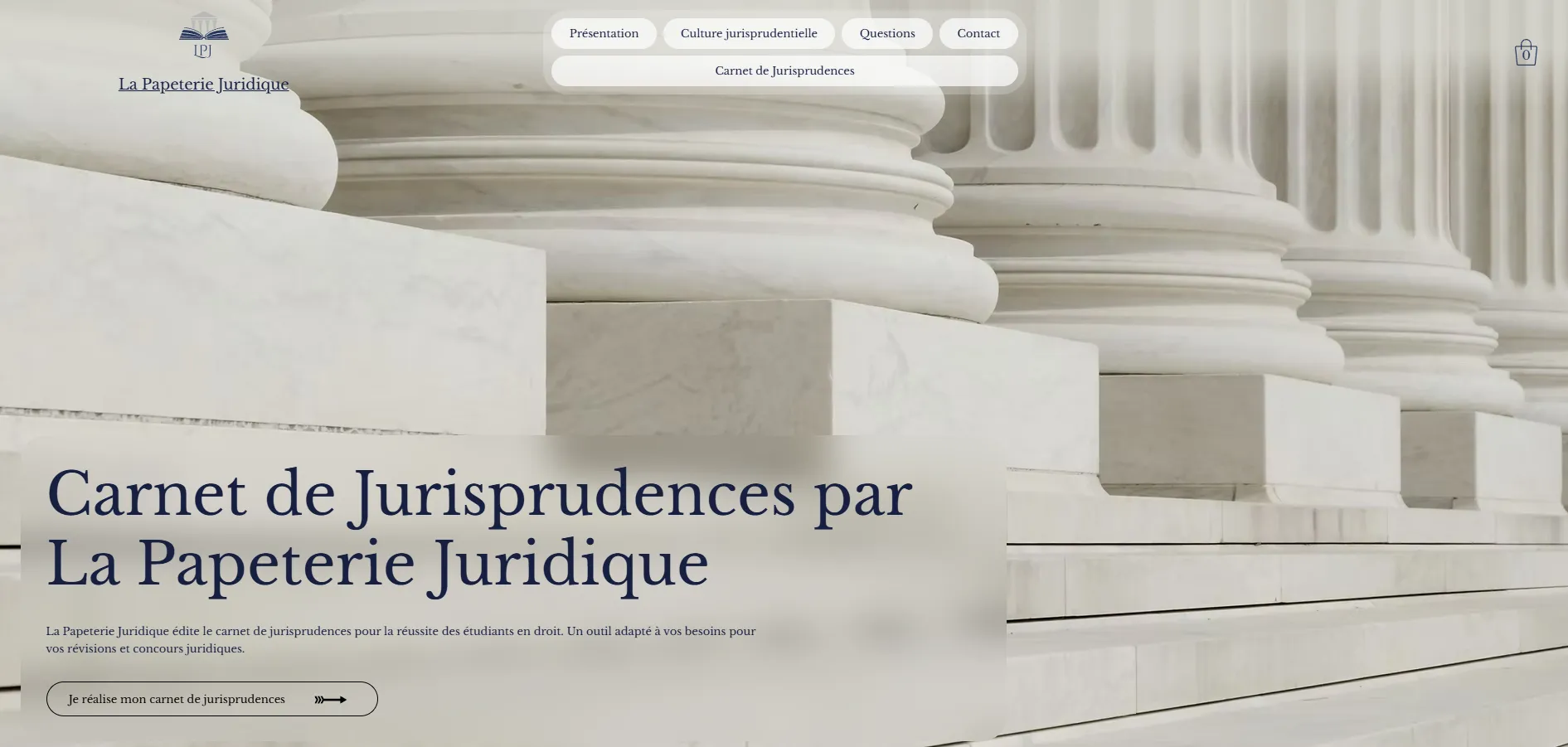Page d'accueil du site de La Papeterie Juridique : colonnes de palais de justice en marbre, typographie serif bleu encre et menu de la boutique du carnet de jurisprudences